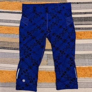 Athleta Cairo Bare to Run Cropped Capri Printed Leggings Blue Geometric Pocket